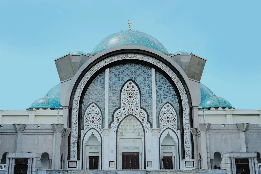 A large white building with a blue dome